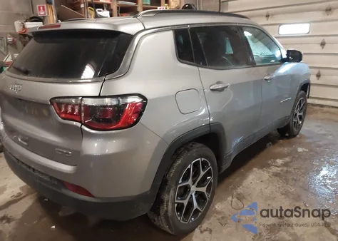 2024 Jeep Compass Latitude 4X4 z USA, uszkodzony, nr VIN 3C4NJDBN8RT605998